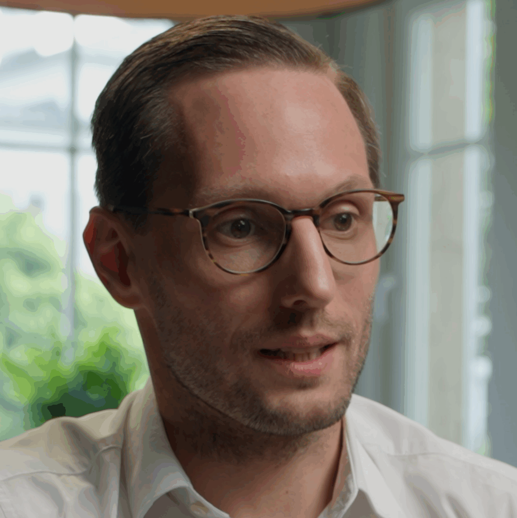 André Rombach, LL.M, Rechtsanwalt, Fachanwalt für Insolvenz- und Sanierungsrecht, berichtet über seine Zusammenarbeit mit Versicherungsmakler Robert Meinhold.